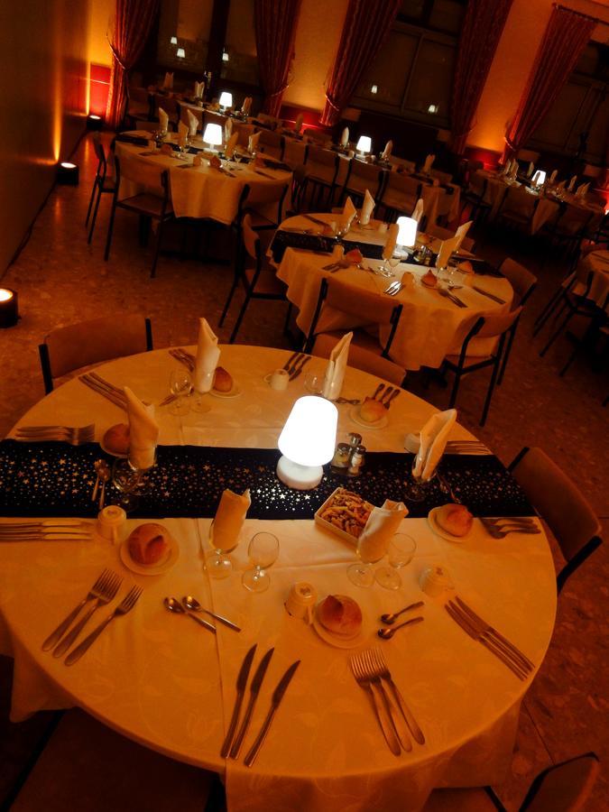 Hotel Restaurant La Grenouillere Vitré Екстериор снимка