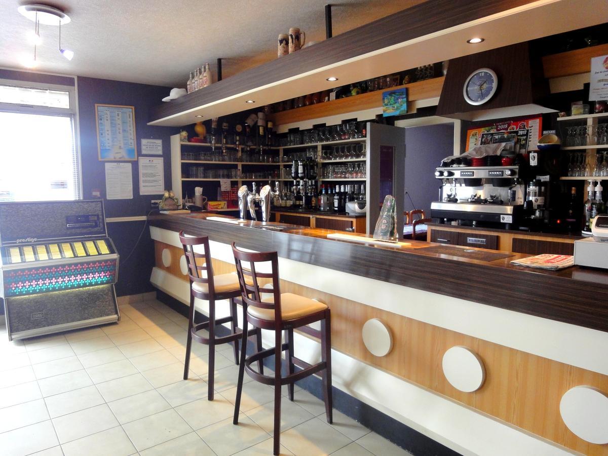 Hotel Restaurant La Grenouillere Vitré Екстериор снимка